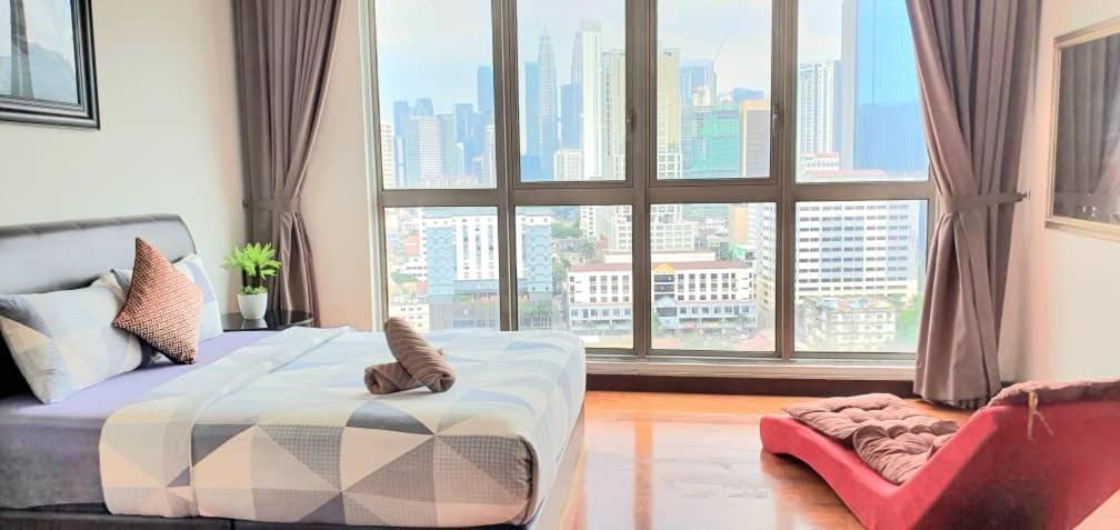 Regalia Suites With Infinity Pool Klcc By Staycation Homes Kuala Lumpur Exterior photo